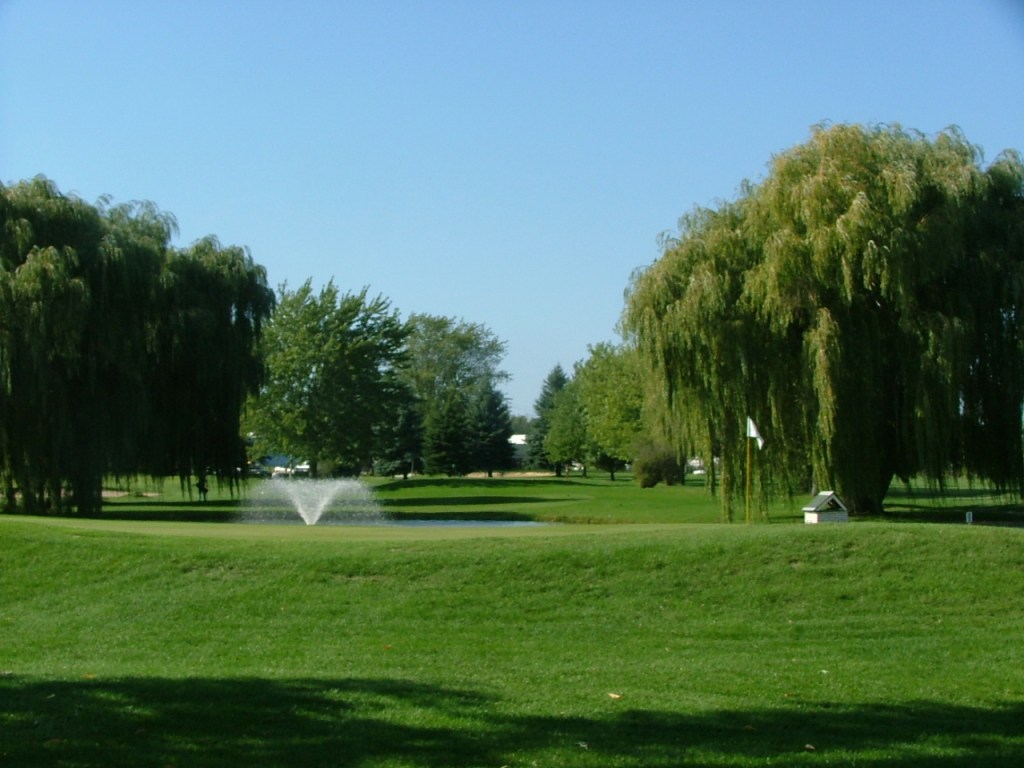Course greens with fountain 
